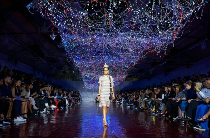 Rayures à l'honneur pour le défilé Ashish le 19 septembre 2016 à Londres