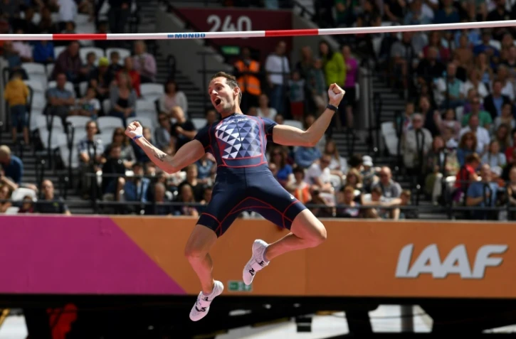 Le perchiste français Renaud Lavillenie lors des qualifications aux Mondiaux d'athlétisme, le 6 août 2017 à Londres
