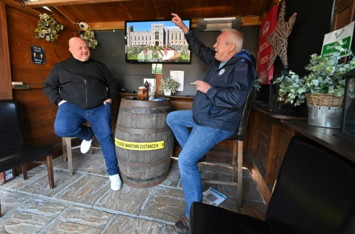 Les patrons du pub Duc d'Edimbourg suivent en direct les funérailles du prince consort le 17 avril 2021 à Winkfield, à l'ouest de Londres
