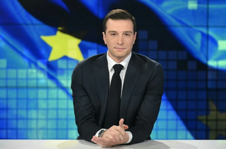 Le président du RN Jordan Bardella pose avant un débat télévisé dans le cadre des élections européennes, le 2 mai 2024 dans les studios de BFMTV à Paris