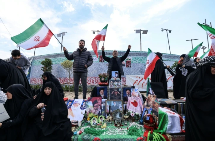 Des Iraniens rassemblés sur la place de la Révolution à Téhéran après l'accord de cessez-le-feu de deux semaines conclu entre les États-Unis et l'Iran, le 8 avril 2026