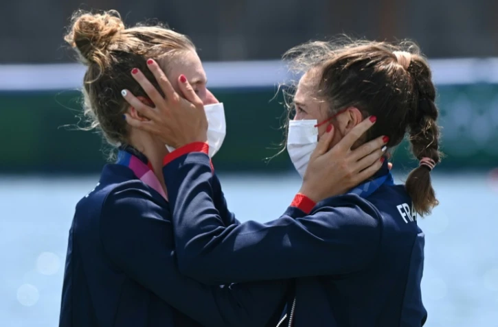 Les Françaises Laura Tarantola (g) et Claire Bové, médaillées d'argent en aviron (deux de couple poids légers), le 29 juillet 2021 aux JO de Tokyo