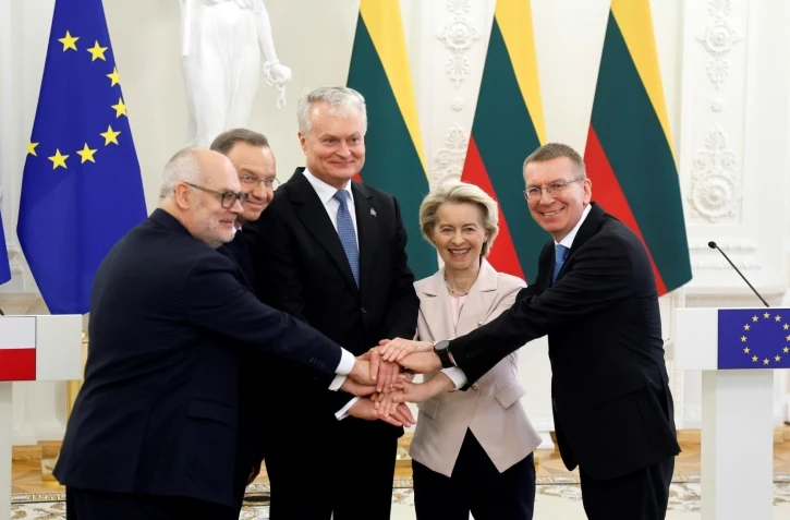 Les présidents estonien Alar Karis, polonais Andrzej Duda, lituanien Gitanas Nauseda, la présidente de la Commission européenne Ursula von der Leyen et le président letton Edgars Rinkevics (de gauche à droite), posent à Vilnius, le 9 février 2025, pour célébrer la connexion le même jour des Etats baltes au réseau électrique de l'Union européenne 
