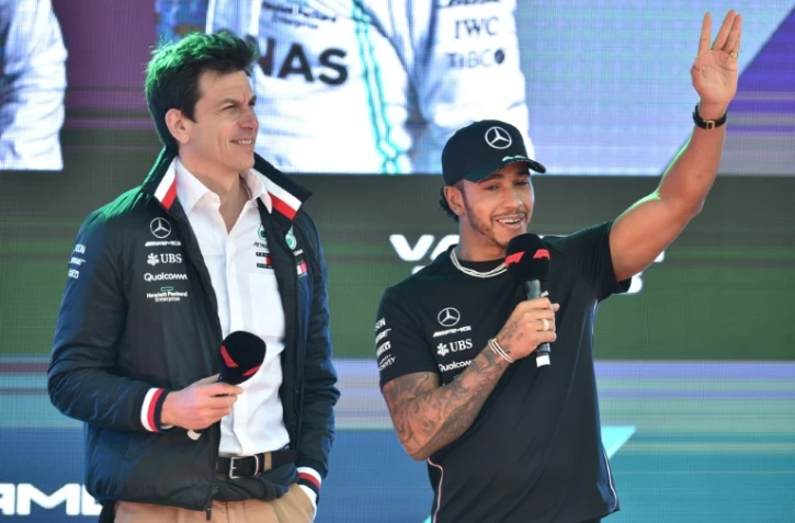 Le directeur de l'écurie Mercedes Toto Wolff (d) et le pilote britannique Lewis Hamilton, le 13 mars 2019 à Melbourne