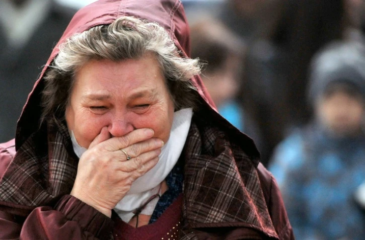 Une femme pleure en rendant hommage aux victimes à l'aéroport Pulkovo de Saint-Petersbourg, le 1er novembre 2015