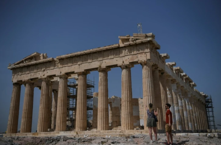 Un couple visite le Parthenon, le 18 mai 2020 à Athènes lors de la réouverture de l'Acropole