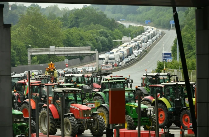 Des agriculteurs bloquent avec leurs tracteurs la frontière franco-espagnole, le 3 juin 2024 à Biriatou, dans les Pyrénées-Orientales