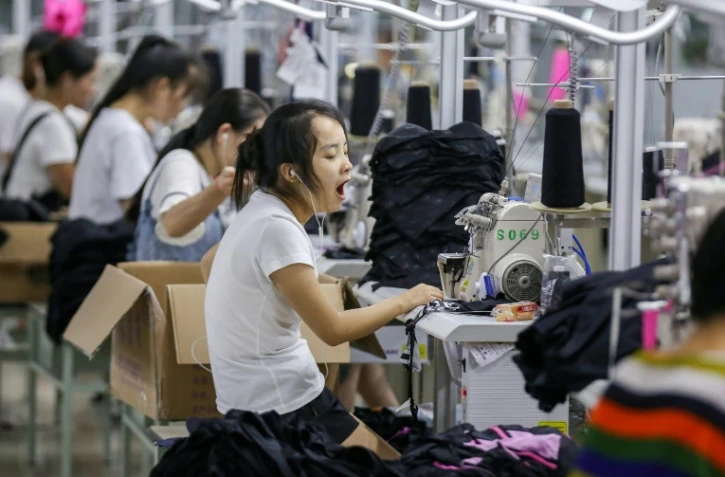 Des employés à l'oeuvre dans une usine de maillots de bain à Yinglin, en Chine, le 2 août 2018 