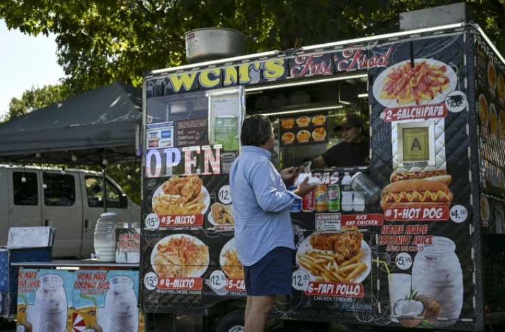 Le food truck de William Arevalo, alimenté par des batteries électriques, dans un parc de l'arrondissement du Queens à New York, le 23 juillet 2026