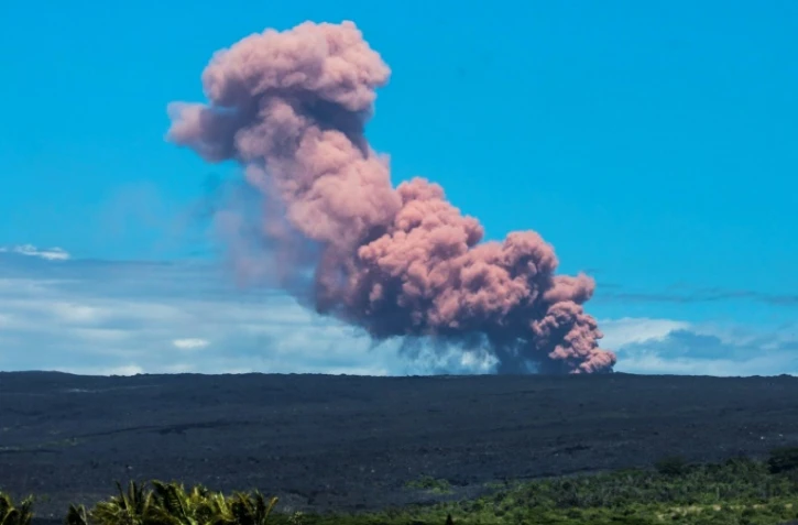 Un panache de fumée s'échappe du volcan Kilauea à Hawaï le 3 mai 2018, sur une photo prise par Janice Wei