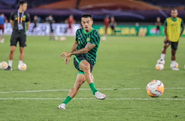 Le milieu de Beijing Guoan, Nico Yennaris, avant un match de Chinese Super League (CSL) contre Hebei China Fortune à Suzhou le 12 août 2020