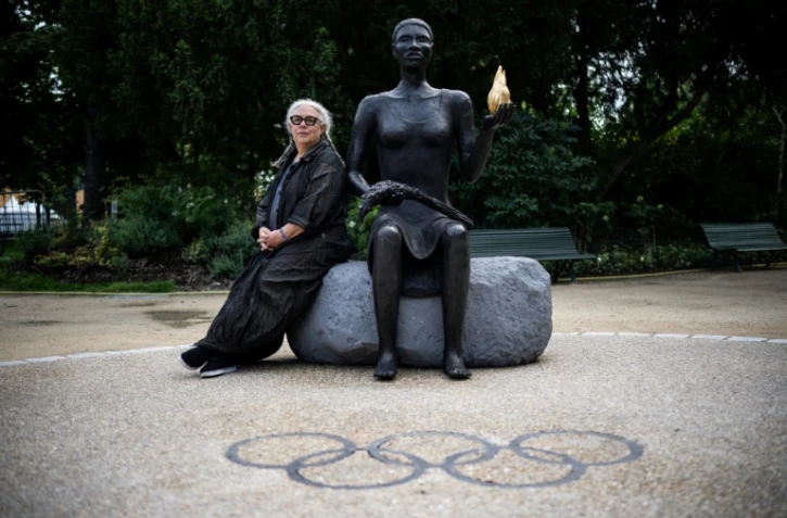 L'artiste américaine Alison Saar pose le 21 juin 2024 à Paris devant la sculpture qu'elle a créée pour symboliser les Jeux olympiques