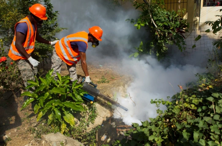 Opération de fumigation contre les moustiques du genre Aedes aegypti ou Aedes albopictus (moustique tigre), vecteur de propagation du virus Zika, le 23 janvier 2016 à Saint Domingue