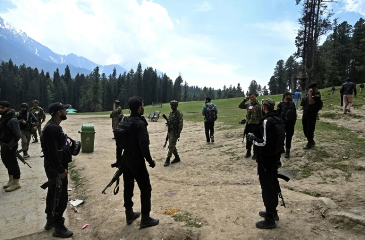 Des membres des forces de sécurité indiennes traquent les assaillants qui ont tué 26 touristes à Pahalgam, près de Srinagar, au Cachemire, le 23 avril 2025
