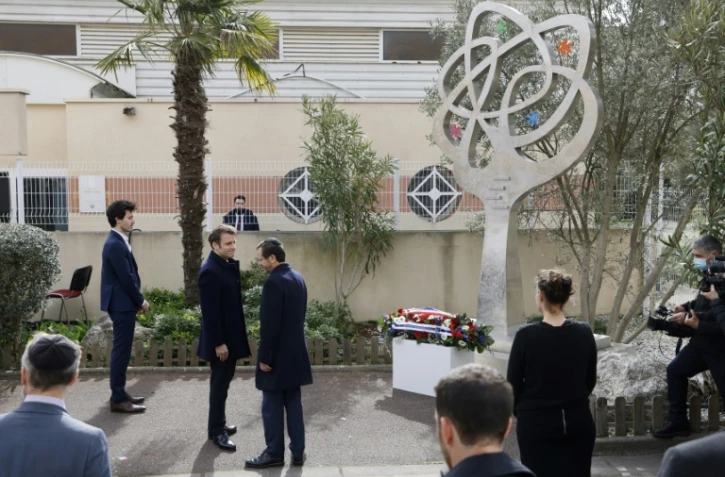 Le président Macron et son homologue israélien, Isaac Herzog, rendent hommage, le 20 mars 2022 à Toulouse, aux victimes de la tuerie de l'école Ohr Torah, abattues par Mohammed Merah, le 19 mars 2022 Toulouse. France's President Emmanuel Macron (3rdL) and Israel's President Isaac Herzog (C) attend at the Ohr Torah secondary and high school in Toulouse, southern France, on March 20, 2022, a ceremony to commemorate the tenth anniversary of the attacks perpetrated by Mohamed Merah which killed seven people in 2012. Merah, a French delinquent who had turned to fundamentalism, killed a French soldier on March 11, 2012, two others on March 15 and three children and a teacher in a Jewish school on March 19, 2012. He was killed during the assault of his appartment by French special police forces on March 21, 2012.