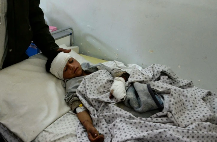 Un jeune Afghan blessé dans un attentat-suicide, reçoit des soins dans la province de Kounar, le 27 février 2016