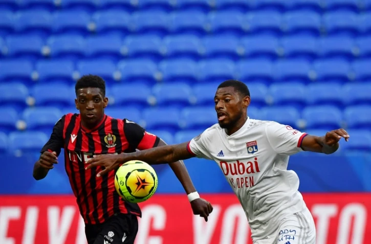 Le milieu de Lyon Jeff Reine-Adelaide (d) devance le défenseur de Nice Andy Pelmard lors d'un match amical, le 4 juillet 2020 à Décines-Charpieu