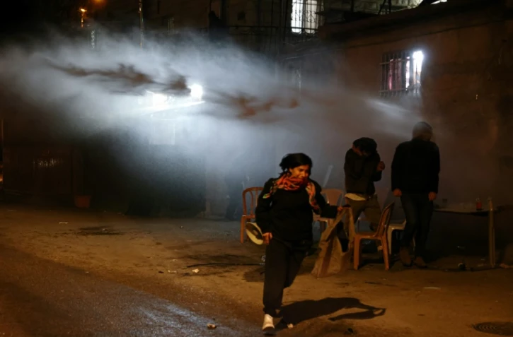 Les forces israéliennes utilisent des canons à eau pour disperser des manifestants palestiniens dans le quartier de Cheikh Jarrah à Jérusalem-Est, le 13 février 2022