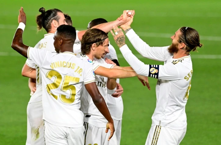 Le défenseur du Real Madrid, Sergio Ramos (d), félicité par ses coéquipiers après son but face à Majorque lors du match de Liga à Valdebebas, le 24 juin 2020