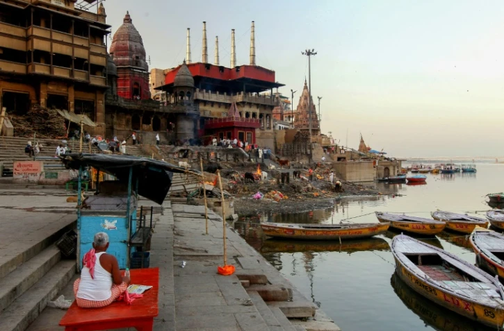 Les berges du Gange et le ghat de Manikarnika à Varanasi quasi désertés, le 10 avril 2020