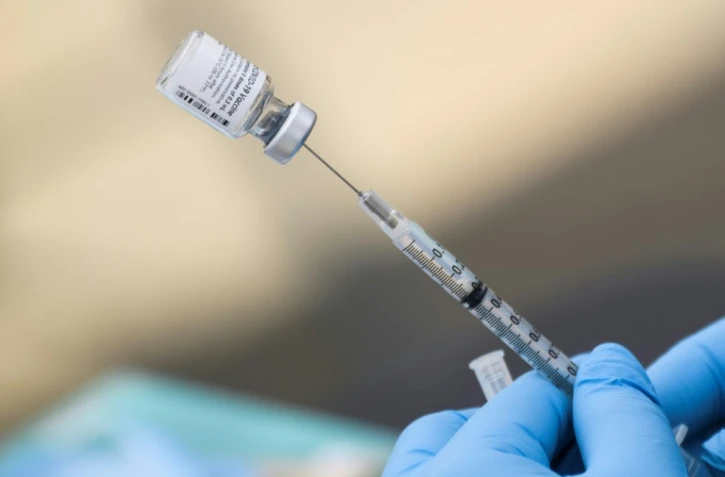 Une seringue contenant le vaccin anti-Covid de Pfizer, à un centre mobile de vaccination, à Los Angeles en Californie, le 7 août 2021
