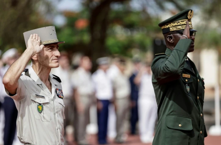 le chef d'état-major des armées du Sénégal, le général Mbaye Cissé (d), et le général Pascal Ianni (g), à la tête du commandement de l'armée française pour l'Afrique,lros de la cérémonie de restition, Dakar, le 17 juillet 2025
