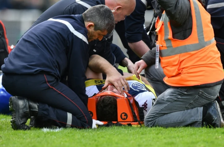 Un joueur de Bordeaux-Bègles soigné après un choc lors d'un match contre La Rochelle, le 24 mars 2018 au stade Marcel Deflandre