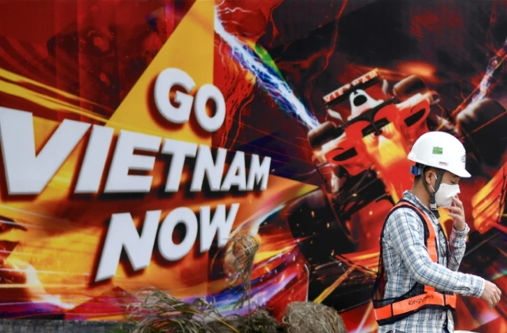 Un ouvrier porte un masque pour se protéger du coronavirus, le 10 mars 2020 à Hanoï