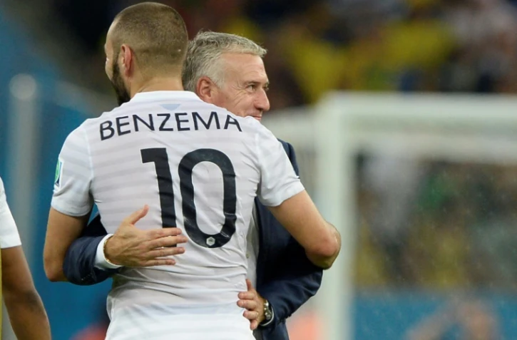 Accolade entre le sélectionneur des Bleus Didier Deschamps et Karim Benzema, son attaquant phare, lors de la Coupe du monde au Brésil, le 25 juin 2014 au Maracana de Rio