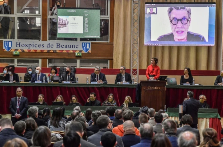 Le chanteur français Marc Lavoine (sur l'écran) parraine la 160e vente des Hospices de Beaune (Côte d'Or), le 13 décembre 2020