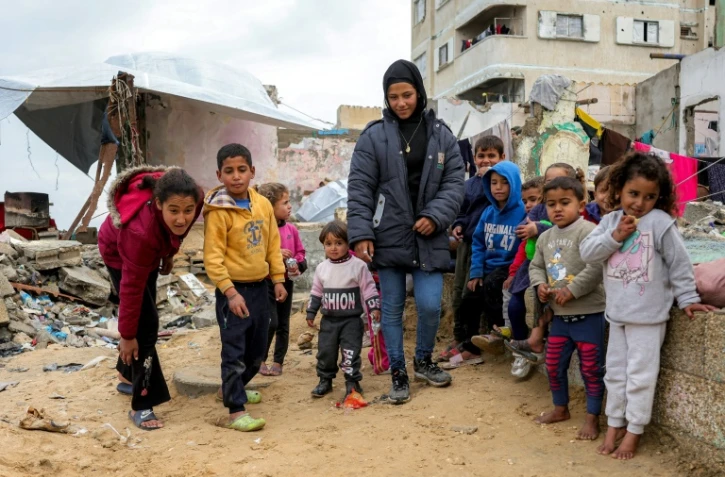 Des enfants jouent dans les ruines dans le camp de réfugiés de Shati, dans le nord de Gaza-ville, le 11 février 2025