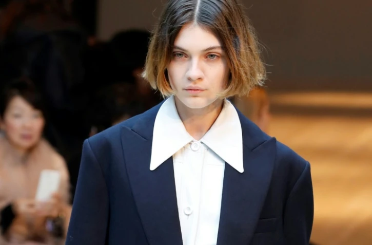Un mannequin porte une création Celine lors de la Fashion Week parisienne, le 5 mars 2017