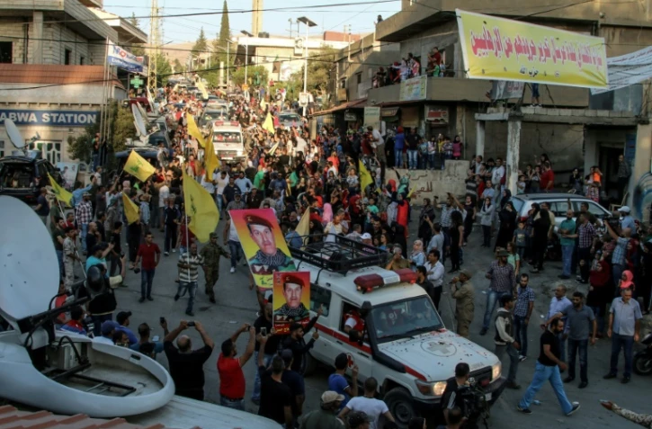 Le mouvement libanais Hezbollah et des jihadistes échangent  des corps de combattants, première phase d'un cessez-le-feu conclu après une semaine d'affrontements à la frontière libano-syrienne, le 30 juillet 2017 dans le village de Laboué (Liban)