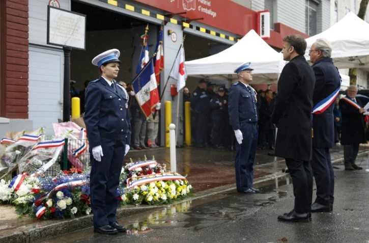 Le président Emmanuel Macron et le maire de Montrouge Etienne Lengereau lors de l'hommage à la policière municipale Clarissa Jean-Philippe, le 8 janvier 2025, à Montrouge, dans les Hauts-de-Seine