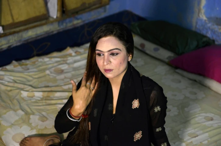 Une prostituée du quartier chaud de Lahore se prepare à une sortie, le 4 mai 2016