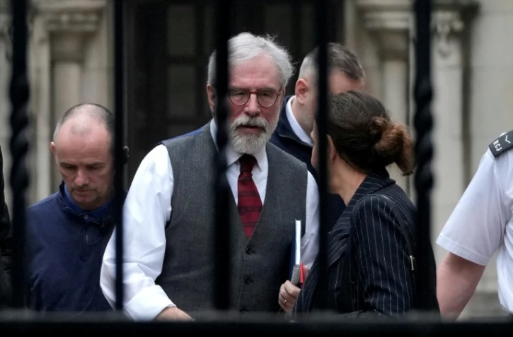 Gerry Adamas, ancien dirigeant du parti nationaliste irlandais Sinn Fein, arrive à la Haute Cour du centre de Londres, le 9 mars 2026