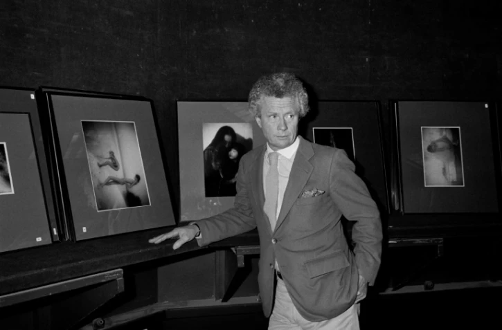 Le Britannique David Hamilton photographié le 19 novembre 1983 devant ses photos lors d'une vente aux enchères à Paris