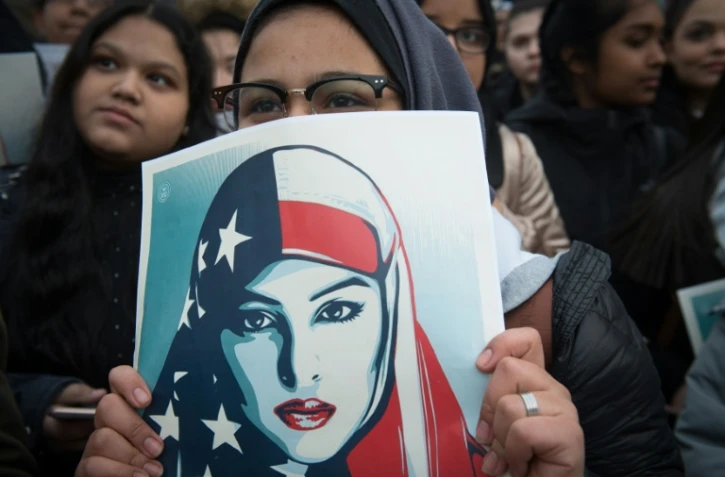 Une femme brandit une pancarte lors d'une manifestation contre le décret migratoire de Donald Trump le 3 février 2017 à New York