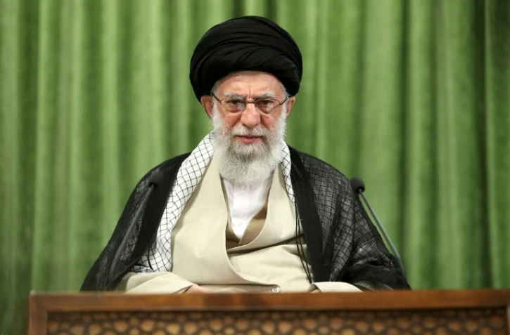 Une photo fournie par le bureau du guide iranien Ali Khamenei montre ce dernier s'exprimant en visioconférence devant le Parlement à Téhéran, le 27 mai 2021
