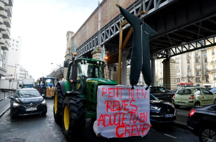 Des agriculteurs manifestent dans le centre de Paris, le 23 février 2024