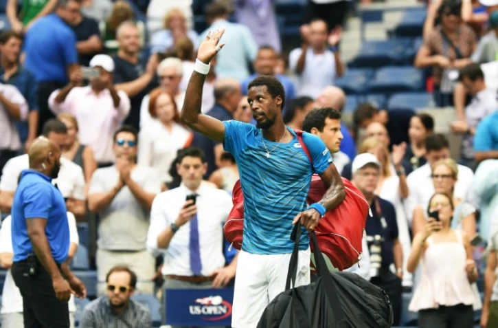 Gaël Monfils quitte le court après avoir perdu contre le Serbe Novak Djokovic en demi-finales de l'US Open au USTA Billie Jean King National Tennis Center à New York, le 9 Septembre 2016