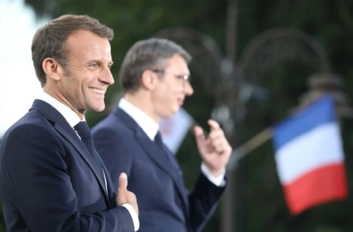 Emmanuel Macron et le président serbe Aleksandar Vucic lors de l'inauguration d'un monument dédié à l'amitié franco-serbe, dans le parc Kalemegdan à Belgrade, le 15 juillet 2019
