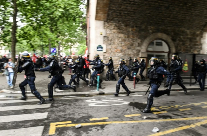 La police à l'assaut des manifestants en marge de la manifestation à Paris pour la défense du service public, le 22 mai 2018