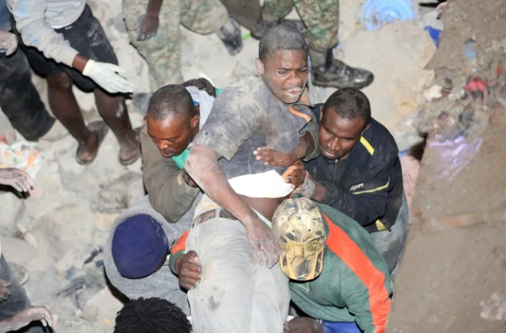 Un homme sorti des décombres d'un immeuble effondré le 259 avril 2016 à Nairobi
