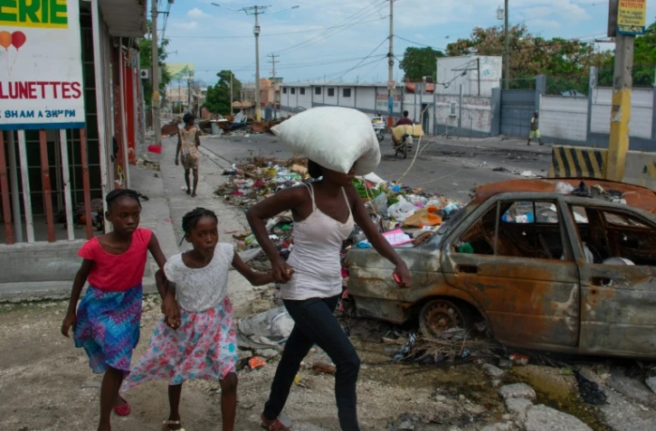 Des habitants fuient leur quartier après que des gangs ont terrorisé des zones de Port-au-Prince, le 2 mai 2024
