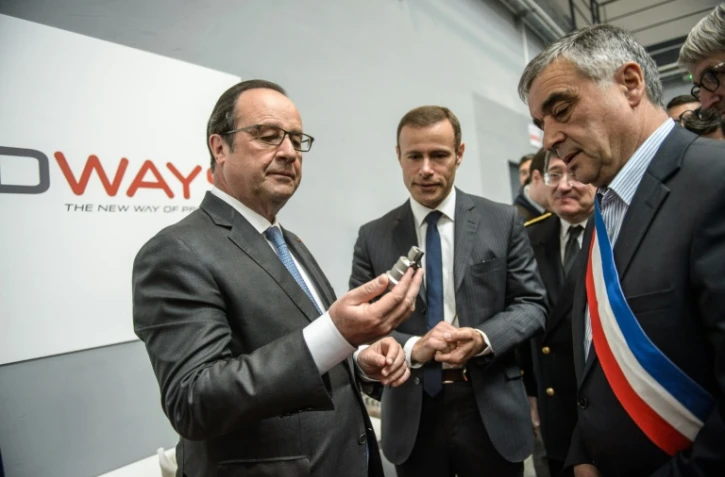 François Hollande visite l'entreprise Prodways aux Mureaux, à l'ouest de Paris le 12 mai 2016