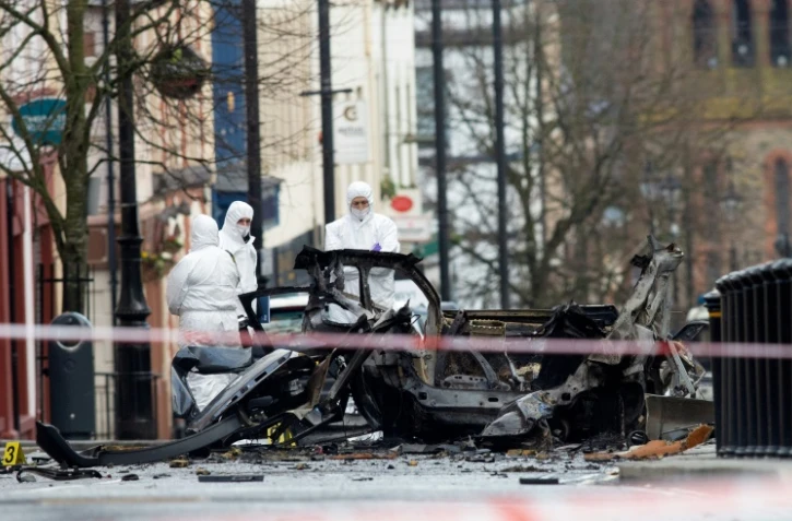 Des membres de la police scientifique sur les lieux de l'explosion d'une voiture piégée à Londonderry, en Irlande du Nord, le 20 janvier 2019 