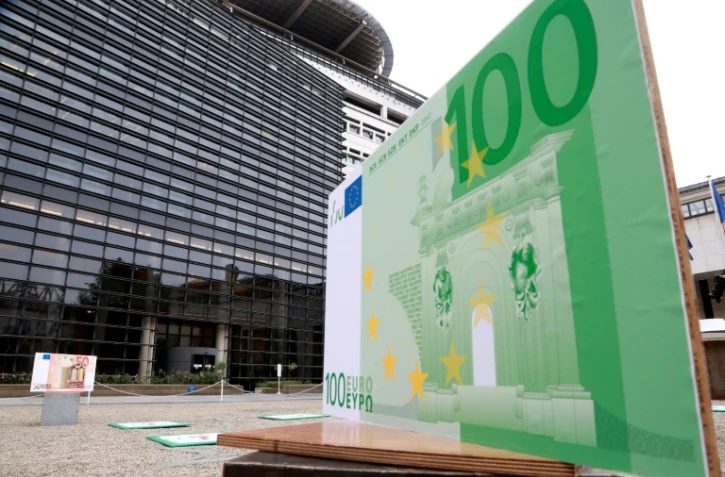 Un billet de 100 euros géant exposé devant le ministère français de l'Economie et des Finances à Paris en septembre 2016