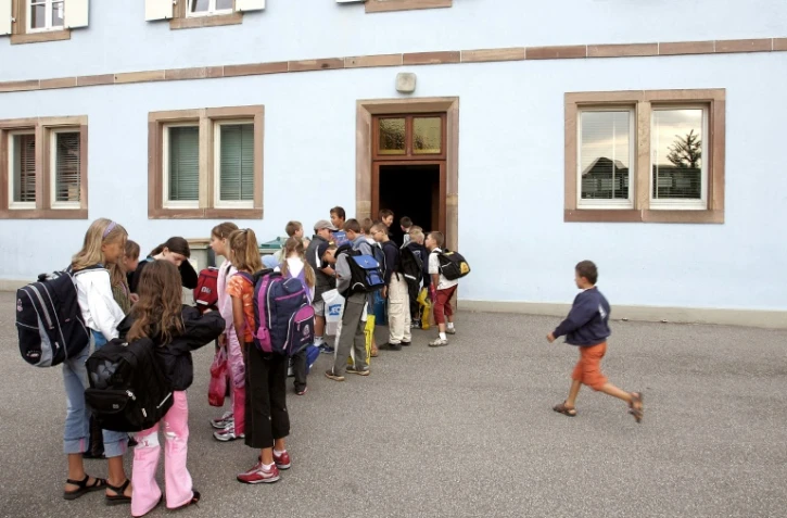 Des jeunes enfants attendent d'entrer dans leur classe le 2 septembre 2005 à Stotzheim, en Alsace, le jour de la rentrée scolaire.