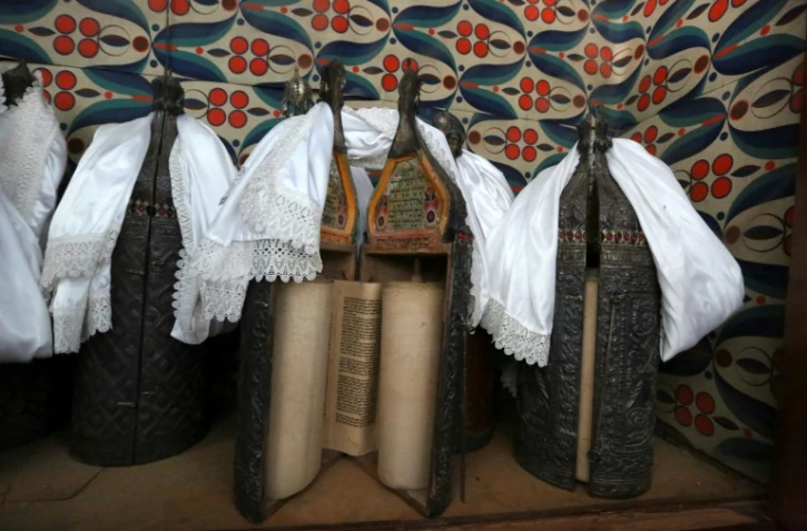 Des rouleaux de Sefer Torah sont photographiés à la synagogue Meir Tweig de la capitale irakienne, Bagdad, le 7 janvier 2022
